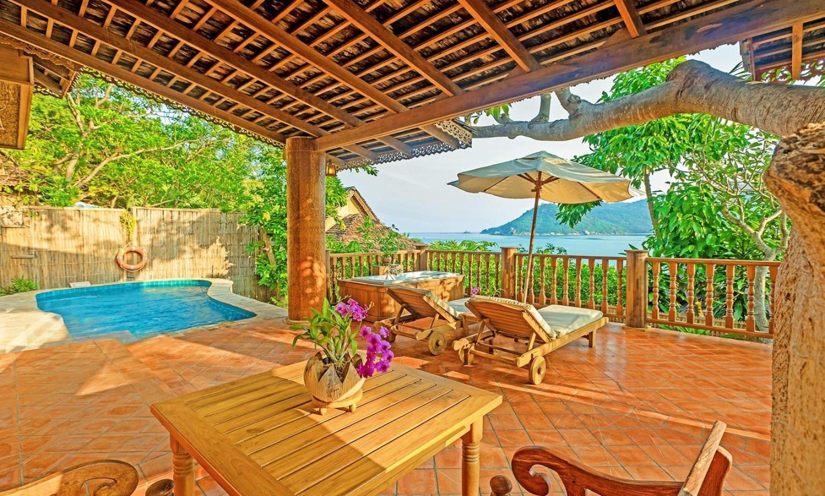 Santhiya Koh Phangan Resort And Spa Exteriér fotografie A view of the pool at the resort