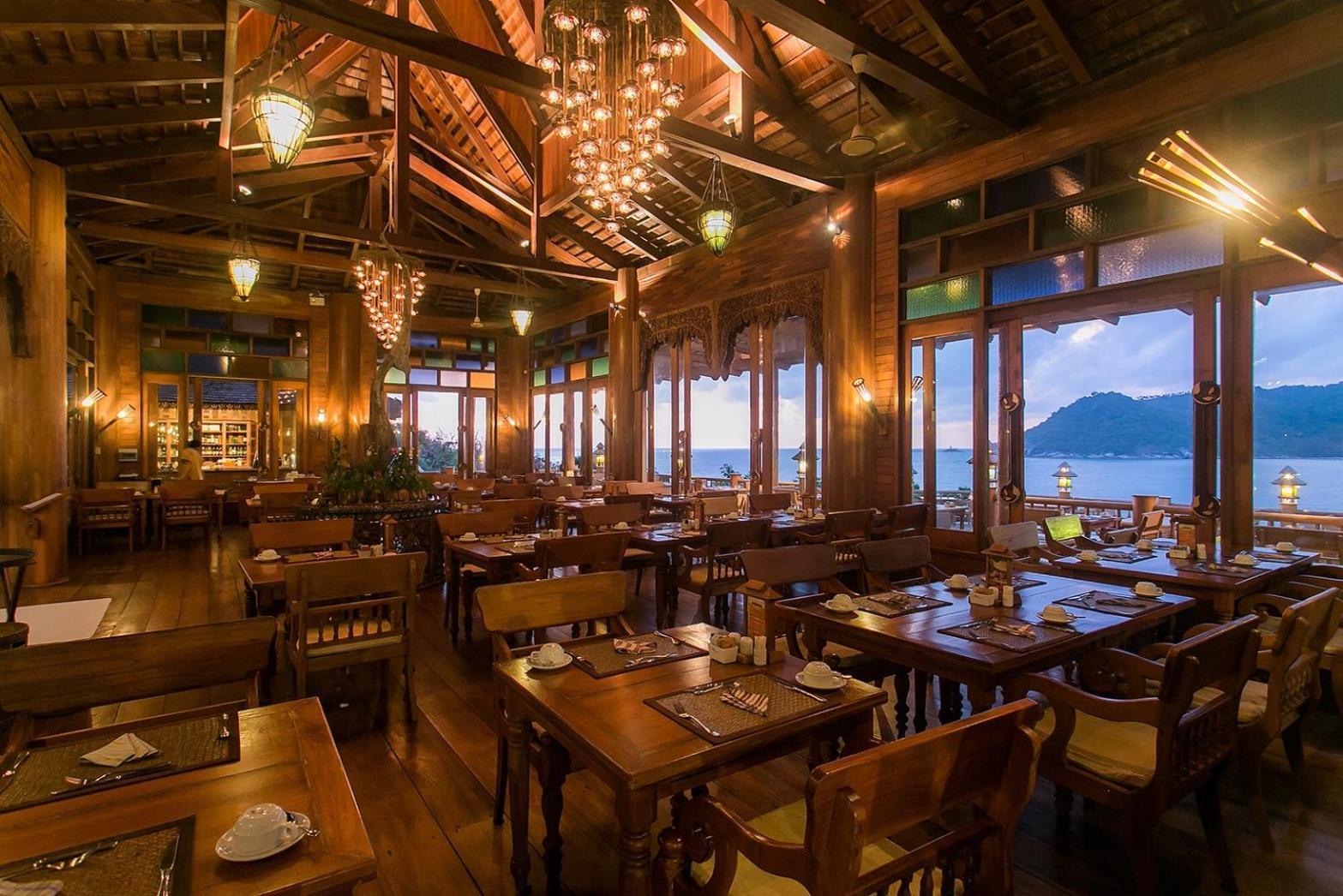 Santhiya Koh Phangan Resort And Spa Exteriér fotografie The interior of the restaurant